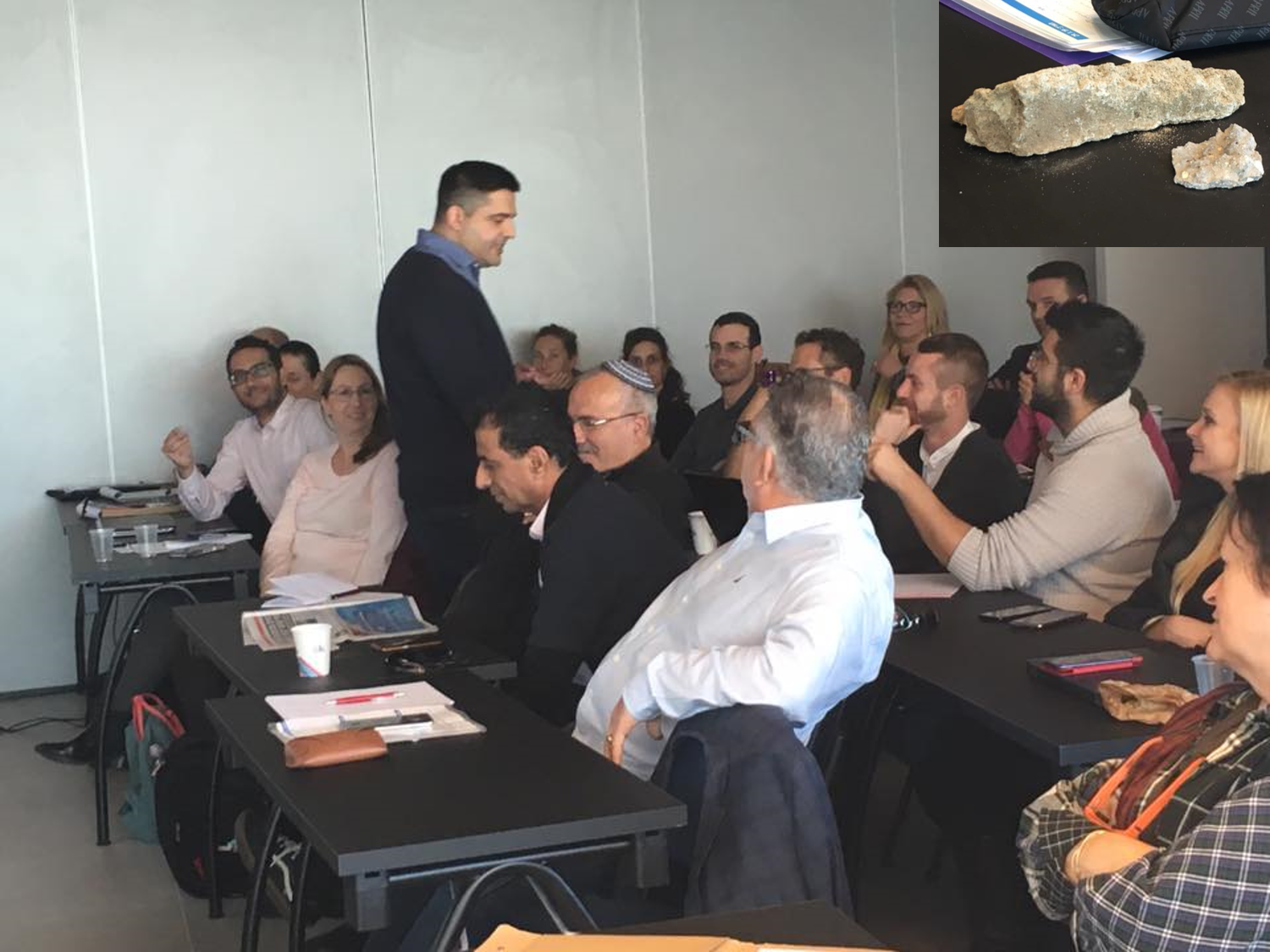תמונה מהסדנא בנושא הצגת מקרי בוחן עירוניים משולחן העבודה של משתתפי הקורס