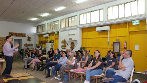 הרצאתו של עוד איתן אטיה מנכל פורום ה-15. צילום - פורום ה-15.jpg
