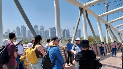 הגשר בין פארק אגם החורף לשמורת האירוסים.jpg